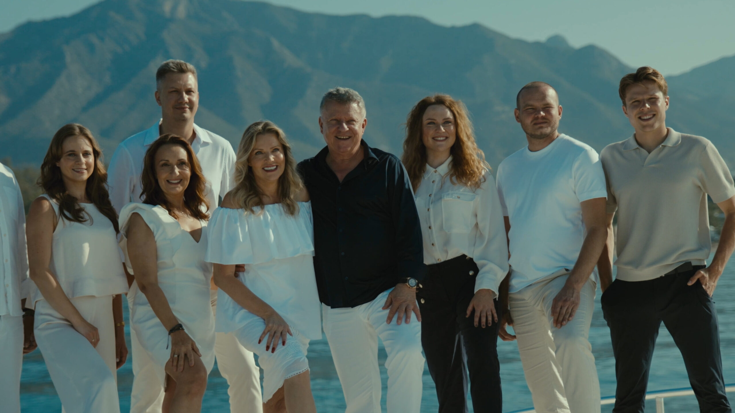 Zespół International Investment Marbella na tle gór Sierra Blanca